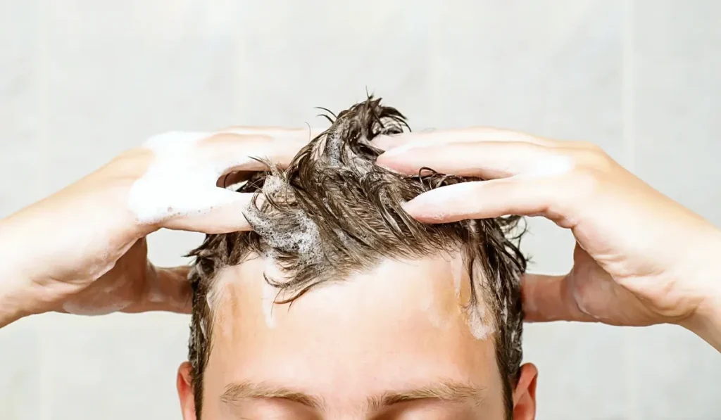 چه کسانی باید (و نباید) از این روش شامپو زدن دوبله استفاده کنند؟